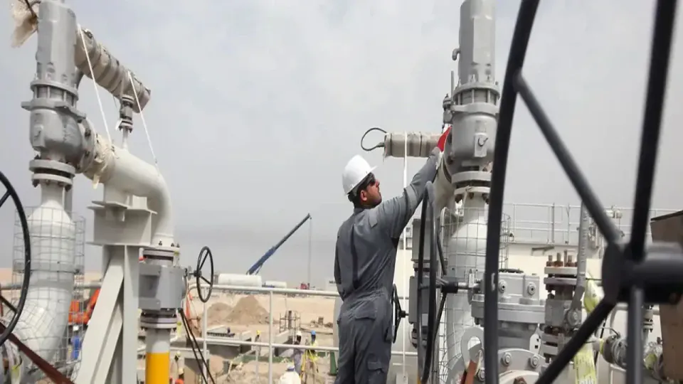 Irak'ta Petrol Gelirleri Çöktü: Maaşlar ve Emekli Ödemeleri Risk Altında görseli