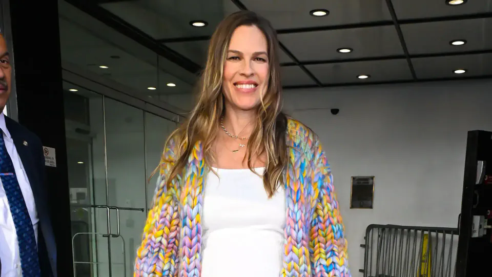 Hilary Swank 52 yaşında üçüncü hamileliğini nasıl gizledi? Sürpriz açıklama hayranları şoke etti görseli