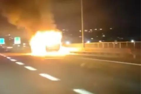 Kocaeli TEM Otoyolu'nda Minibüs Alev Aldı: İtfaiye Müdahale Etti