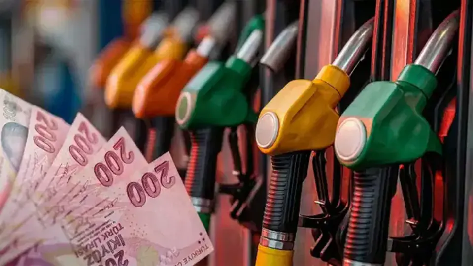 Akaryakıt fiyatlarına tarihi zam: Motorin 90 lirayı aştı, benzin 80 liraya dayandı görseli