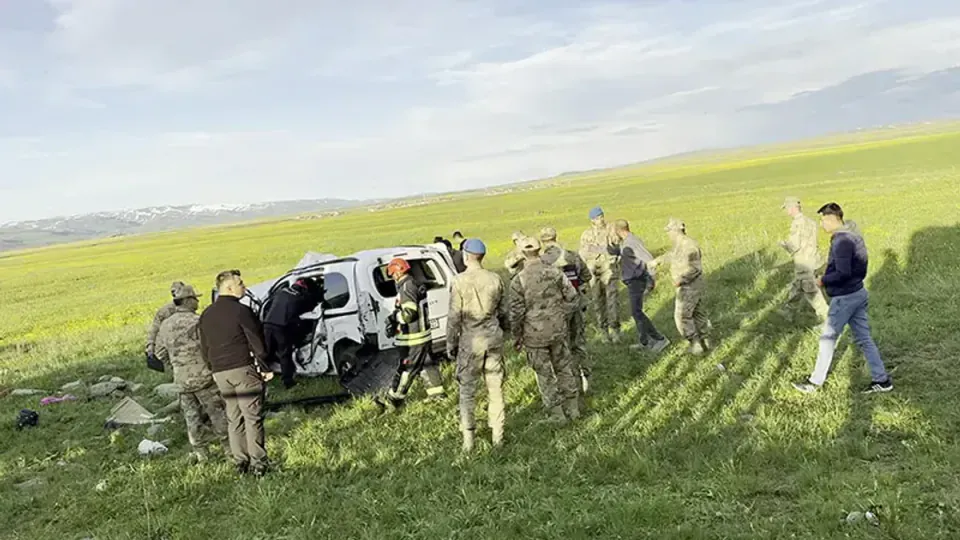 Ağrı'da Ticari Taksi Takla Attı: 4 Yaralı, 1'i Ağır görseli
