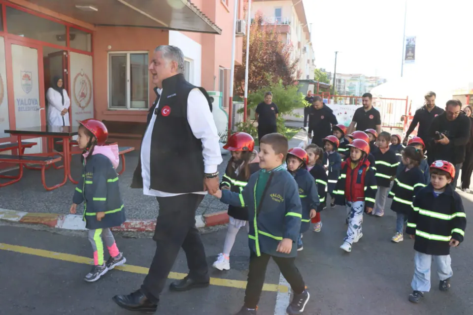 Yalova Belediye Başkanı Gürel İtfaiye Haftası'nda ekipleri ziyaret etti: "Kent güvenliğinizin bekçilerisiniz" görseli