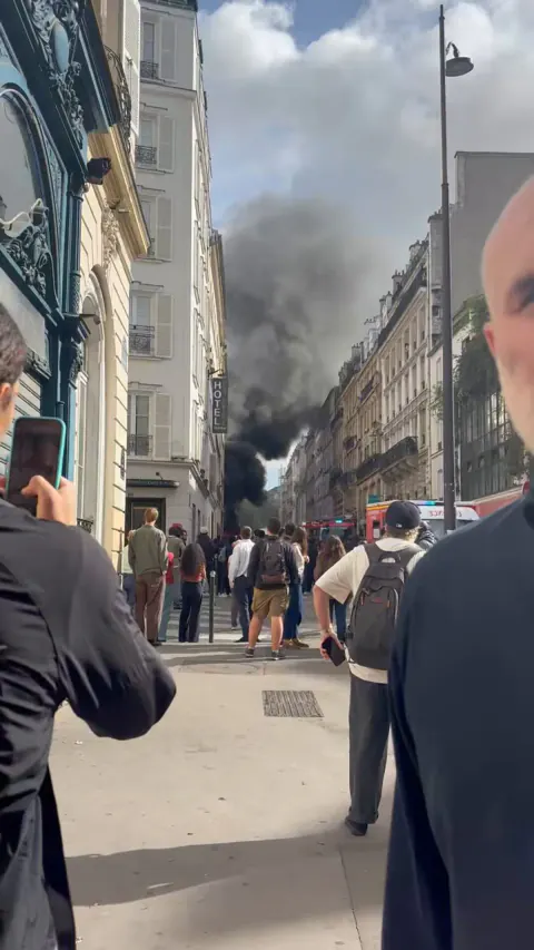 Paris'te elektrik altyapısı hedef alındı: Protestocular büyük yangın çıkardı