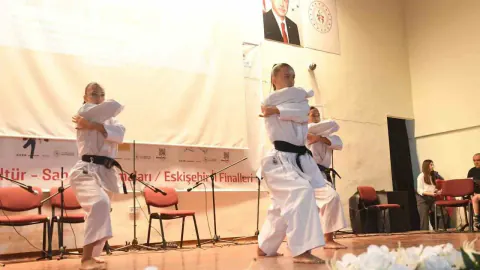 Eskişehir'de Gençlik Yaz Kulübü Kapanış Şenliği Düzenlendi