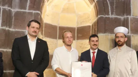 Letonyalı turist Van’da Müslim oldu: “Kalbim huzura kavuştu”