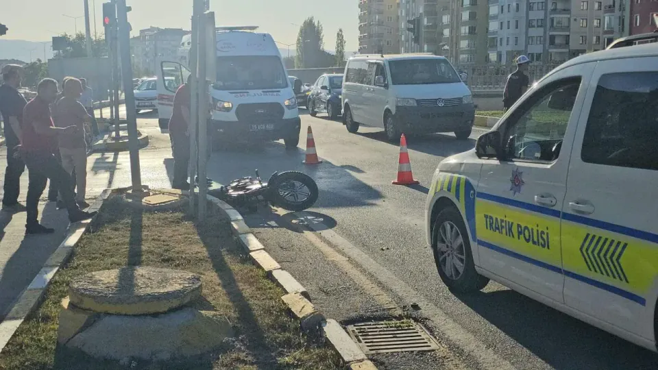 Çorum'da Minibüs Elektrikli Motosiklete Çarptı: 15 Yaşında Sürücü Yaralandı görseli