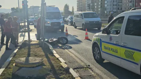 Çorum'da Minibüs Elektrikli Motosiklete Çarptı: 15 Yaşında Sürücü Yaralandı