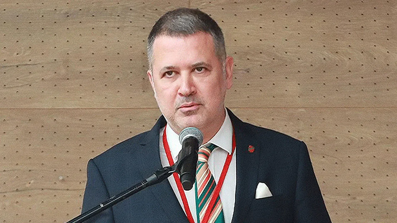 Karşıyaka'da Transfer Yasağı Krizi: Eski Başkan Ergüllü'den Sert Tepki Karşıyaka'da Transfer Yasağı Krizi: Eski Başkan Ergüllü'den Sert Tepki