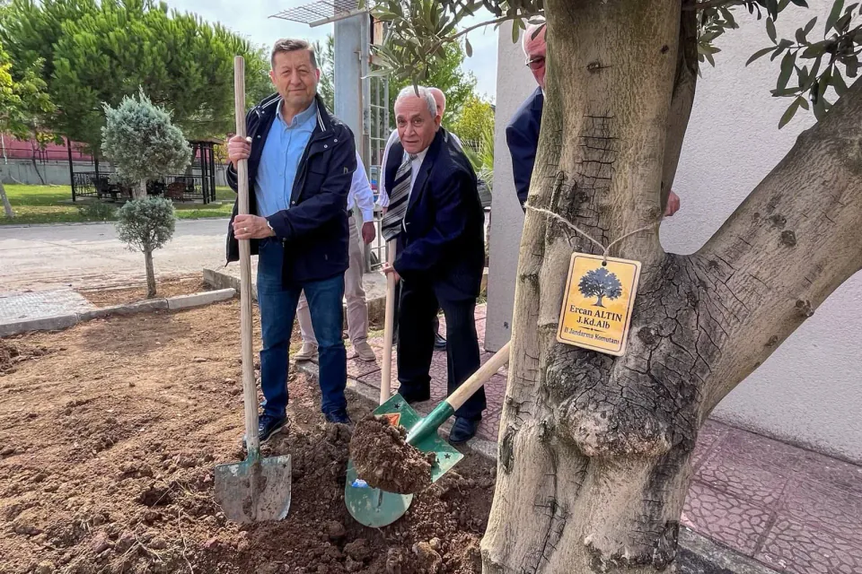 Yalova'da KONSİAD Jandarma Komutanlığı bahçesini yeşillendirdi: Zeytin ağacı dikti görseli