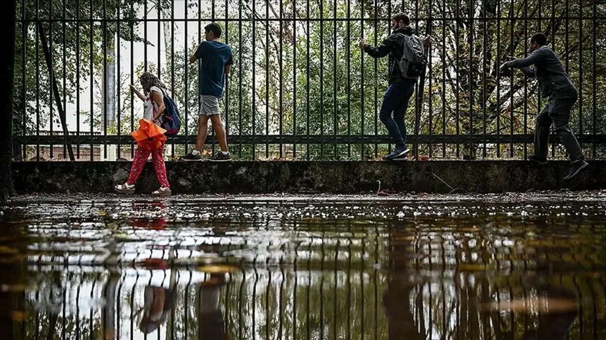 İtalya'da şiddetli fırtına uyarısı: Kuzey ve Orta bölgelerde kırmızı alarm, sel ve heyelan riski İtalya'da şiddetli fırtına uyarısı: Kuzey ve Orta bölgelerde kırmızı alarm, sel ve heyelan riski
