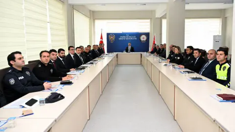 Erzincan Emniyet Müdürü Doköz, Birim Amirleriyle Güvenlik Toplantısı Yürüttü