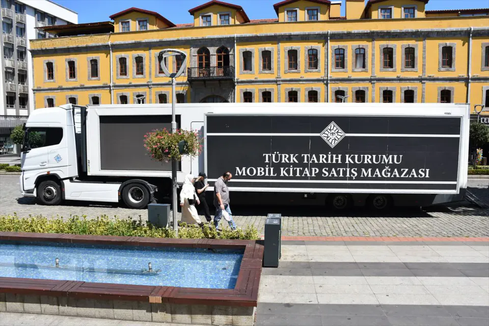 Türk Tarih Kurumu Mobil Kitap Tırı Bayburt'ta Okurlar Buluştu görseli