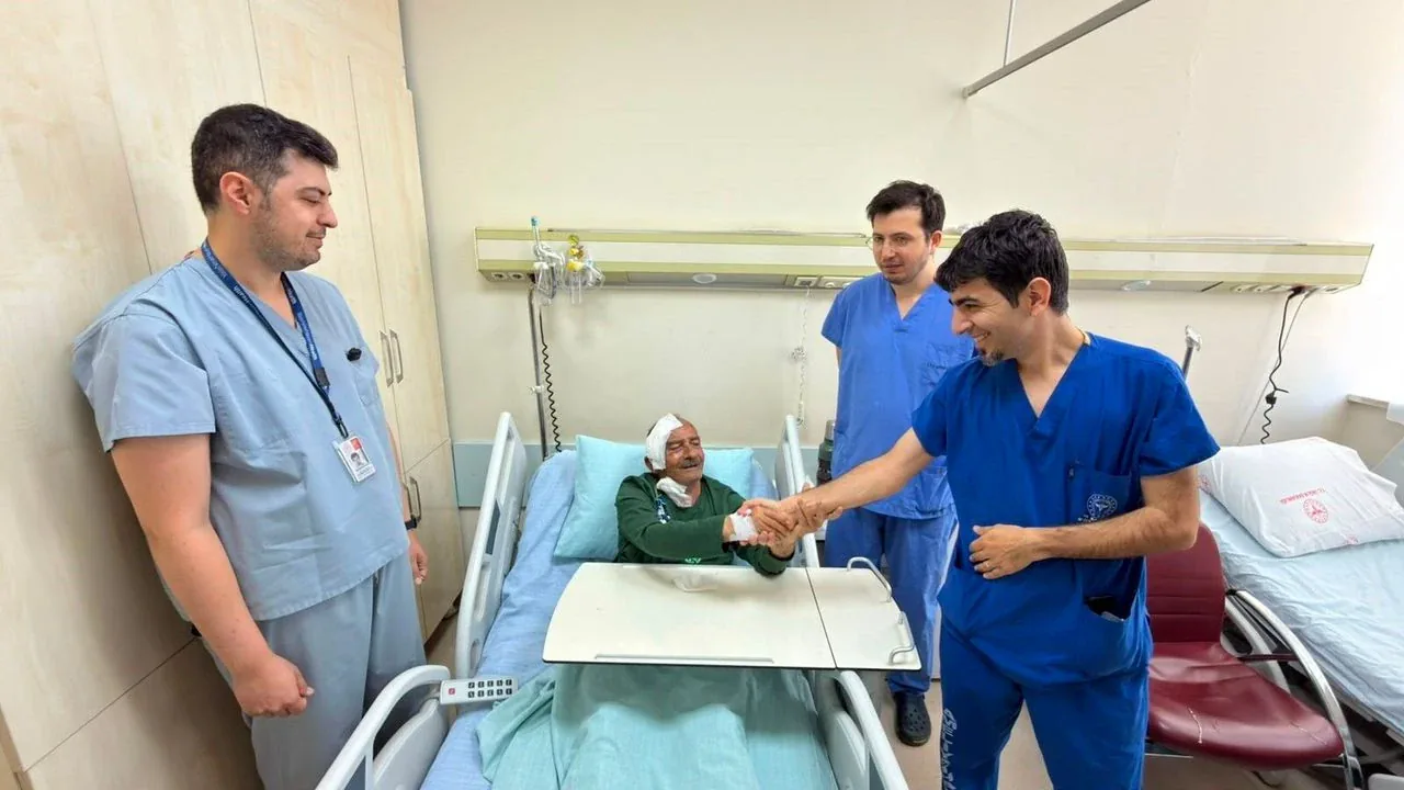 Hakkâri Devlet Hastanesi'nden Kritik Beyin Operasyonu: Mikrocerrahi ile Hayata Tutundu Hakkâri Devlet Hastanesi'nden Kritik Beyin Operasyonu: Mikrocerrahi ile Hayata Tutundu