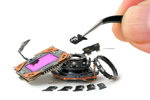 iFixit iPhone 18 Pro'nun mekanik diyaframını mikroskop altında inceledi: Saçtan ince 6 yaprak