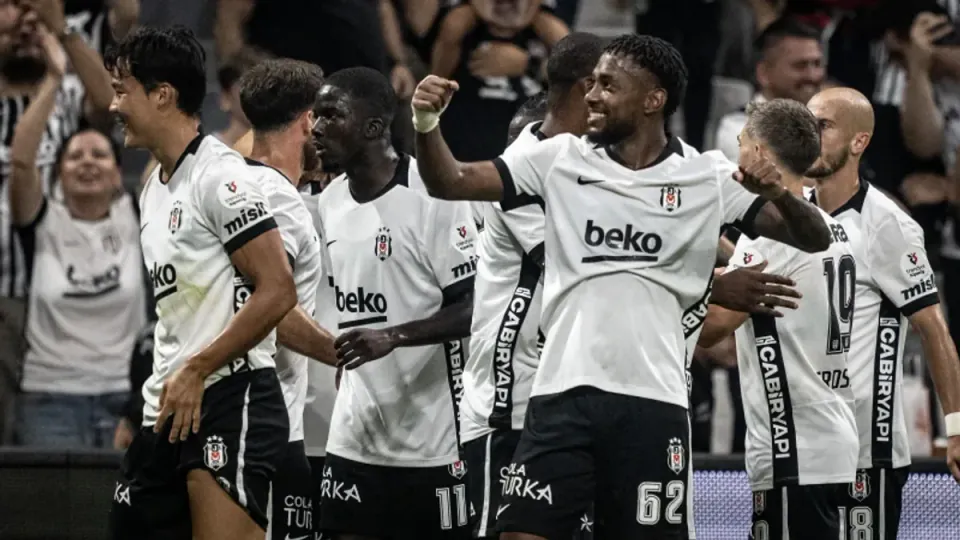 Süper Lig 4. hafta: Büyük üçlü formayı sınuyor; Beşiktaş-Erzurumspor, Galatasaray ve Fenerbahçe maçları canlı takip görseli