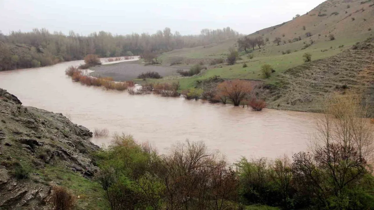 Erzincan'da Barajlar Doldu Taştı: Kar Suları Tarımda Yeni Umut Oldu Erzincan'da Barajlar Doldu Taştı: Kar Suları Tarımda Yeni Umut Oldu