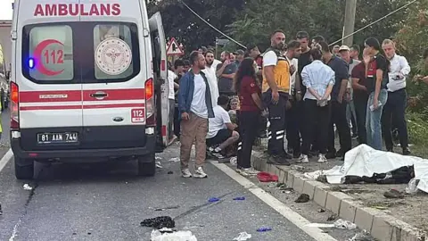 Düzce'de işçi taşıyan araç tırla çarpıştı: 4 ölü, 8 yaralı
