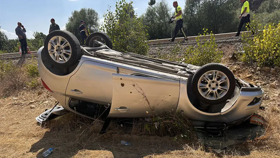 Kütahya'da Hafriyat Kamyonu ile Otomobil Çarpıştı: Yaralılar Var görseli