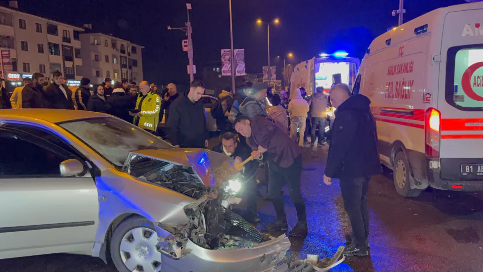 Demircioğlu Caddesi'ndeki Riskli Kavşakta Yine Kaza: Esnaftan Önlem Çağrısı görseli
