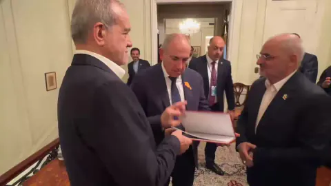 Pezeshkian, Pashinyan'a ABD suçlarını anlatan kitabı hediye etti: 'Dünya bilmeli'