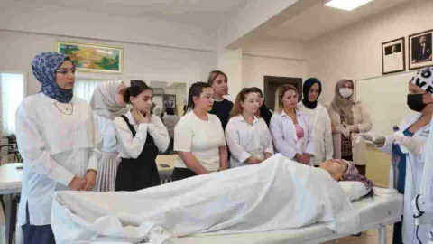 Şahinbey Belediyesi Güzellik Kursları ile Kadınlara İstihdam Kapısı Açıyor