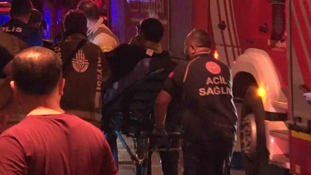 Fatih'te Korkutan Yangın: 4 Katlı Binada Tahliyeler Yaşandı Fatih'te Korkutan Yangın: 4 Katlı Binada Tahliyeler Yaşandı