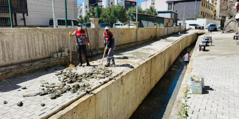 Yüksekova’da dere yatağı ikinci kez temizlendi: Vatandaşlardan duyarlılık çağrısı