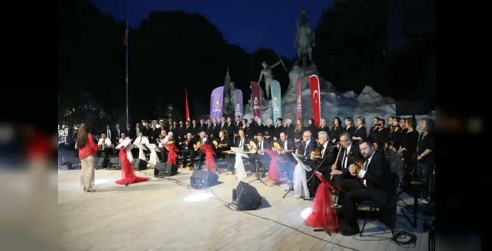 İnegöl Heykel Meydanı'nda TSM Rüzgarı: Belediye Korosu'ndan Görkemli Konser görseli