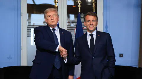Trump ve Macron Arasında 'Tuhaf' El Sıkışma: G7 Zirvesi'nde Viral Anlar