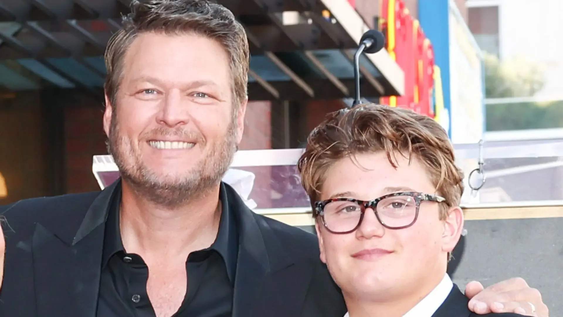 Gwen Stefani'nin Oğlu Zuma Sahneye Çıktı: Blake Shelton'a İnanılmaz Benzerlik Gwen Stefani'nin Oğlu Zuma Sahneye Çıktı: Blake Shelton'a İnanılmaz Benzerlik
