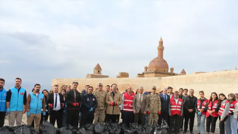 İshak Paşa Sarayı Çevresinde Gönüllülerden Temizlik: Yarım Saatte 30 Torba Çöp Toplandı