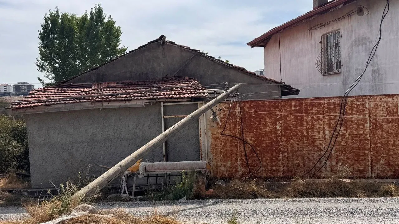 Kütahya'da elektrik direği evin üzerine yıkıldı: Ev sahibi köpeğini akımdan kurtardı Kütahya'da elektrik direği evin üzerine yıkıldı: Ev sahibi köpeğini akımdan kurtardı