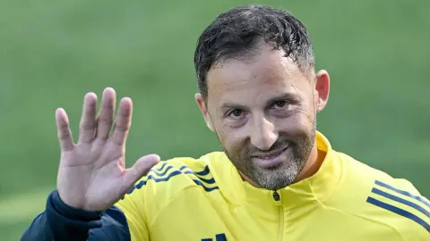 Tedesco'dan Fenerbahçe'ye Sürpriz Hamle: Eski Hocası Oosterwolde'yi İstiyor Tedesco'dan Fenerbahçe'ye Sürpriz Hamle: Eski Hocası Oosterwolde'yi İstiyor