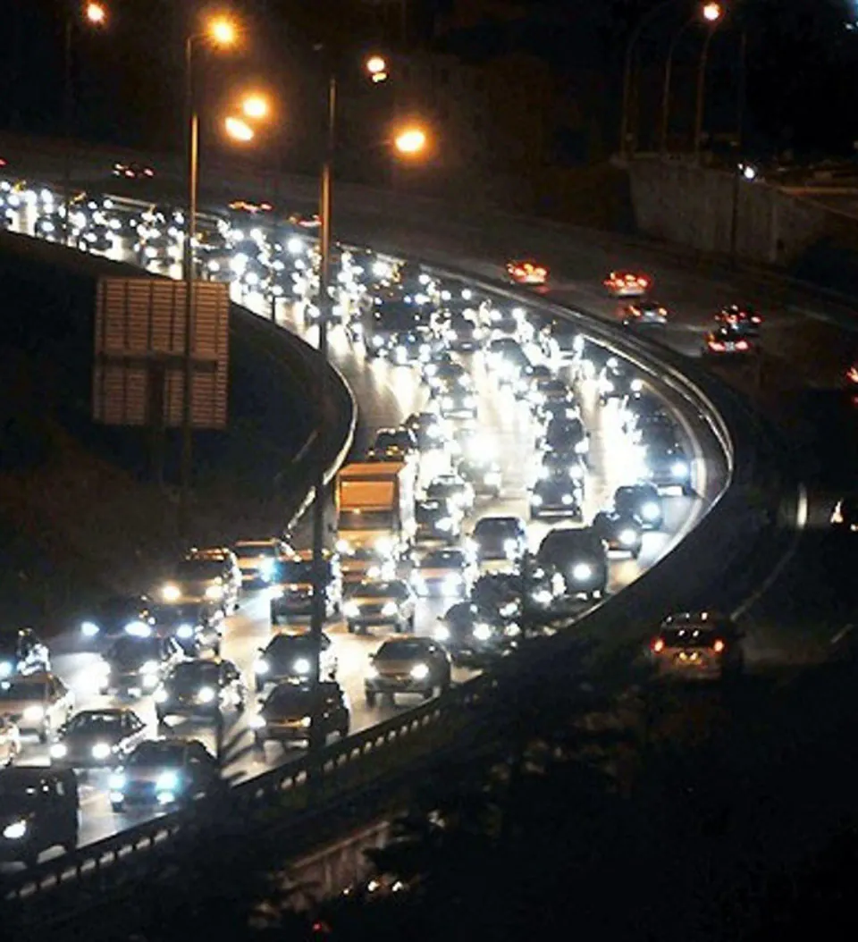 Almanya A2 Otoyolu'nda Aşırı Sıcak Alarmı: Yollar Kapatıldı görseli