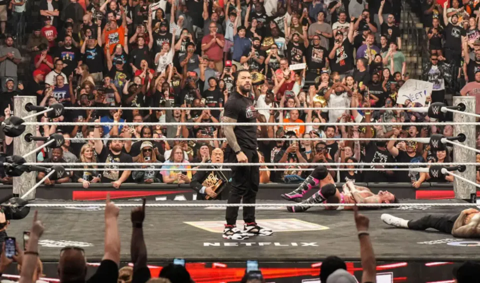 WWE Raw'da SummerSlam Şoku: Roman Reigns ve Seth Rollins Karşı Karşıya görseli