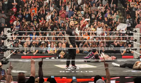 WWE Raw'da SummerSlam Şoku: Roman Reigns ve Seth Rollins Karşı Karşıya