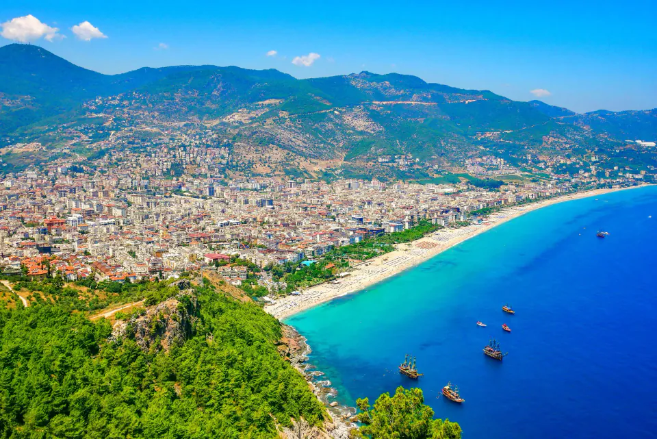 Alanya'da Gürcü Tasarımcıların Moda Şöleni: 15 Farklı Koleksiyon Podyuma Çıktı görseli