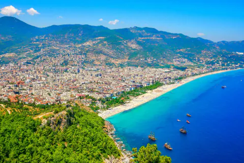 Alanya'da Gürcü Tasarımcıların Moda Şöleni: 15 Farklı Koleksiyon Podyuma Çıktı