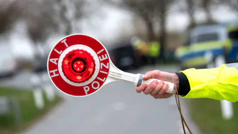 Hockenheim'da İnanılmaz Görüntü: 5 Kişilik Araçta 14 Kişi Yakalandı