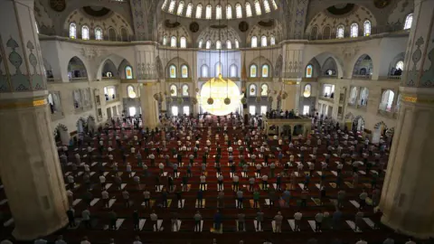 19 Haziran Cuma Namazı Saat Kaçta? Ankara, İstanbul ve İzmir Ezan Vakitleri