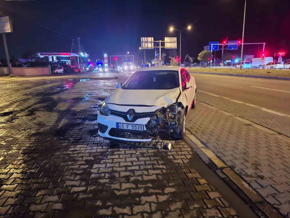 Bingöl'de motosiklet otomobil çarpıştı: 2 yaralı, hastanede görseli