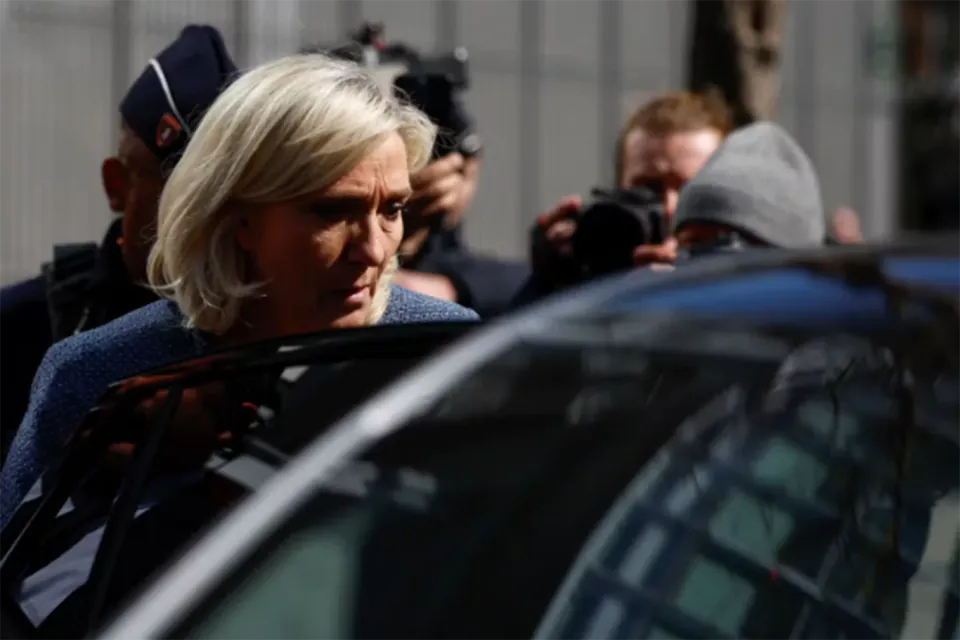 Fransa'da 2027 Seçimleri: Marine Le Pen'in Adaylığı Tehlikede mi? görseli
