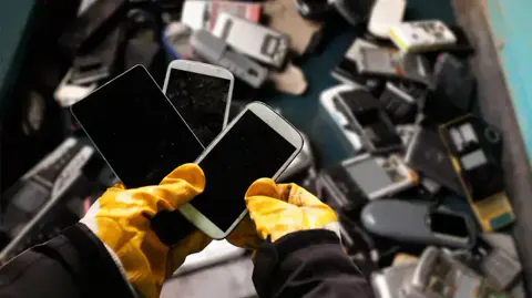 Eski Telefonlar Altın Madenine Dönüşüyor: Yılda 400 Kilogram Geri Kazanılıyor