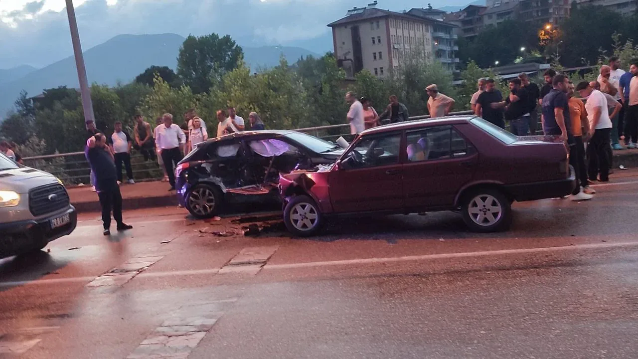 Karabük'te yağışlı yolda feci kaza: 2 yaşındaki çocuğun durumu kritik Karabük'te yağışlı yolda feci kaza: 2 yaşındaki çocuğun durumu kritik
