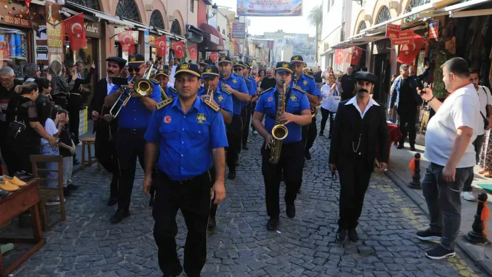 Adana’nın tarihi caddesi etkinlikle renklendi: "Büyük Saat Bizim, Gelecek Hepimizin" görseli