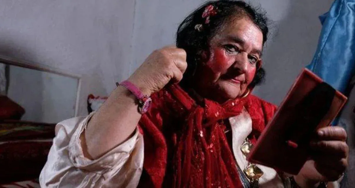Konya'nın Simge İsmi 'Kırmızılı Kadın' Sultan Özcan Hayatını Kaybetti Konya'nın Simge İsmi 'Kırmızılı Kadın' Sultan Özcan Hayatını Kaybetti