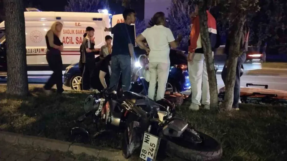 Kayseri'de Talas Bulvarı'nda otobüs-motosiklet çarpışması: 1 yaralı görseli
