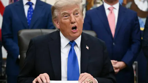Trump'ın yapay zeka fotoğrafları sosyal medyayı nasıl işgal etti: Kelepçelerden 'kedi' paylaşımlarına disformasyon zirvesi