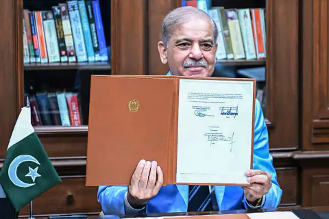 Başbakan Shehbaz Sharif İsviçre Ziyaretini İptal Etti: Diplomatik Belirsizlik Sürüyor