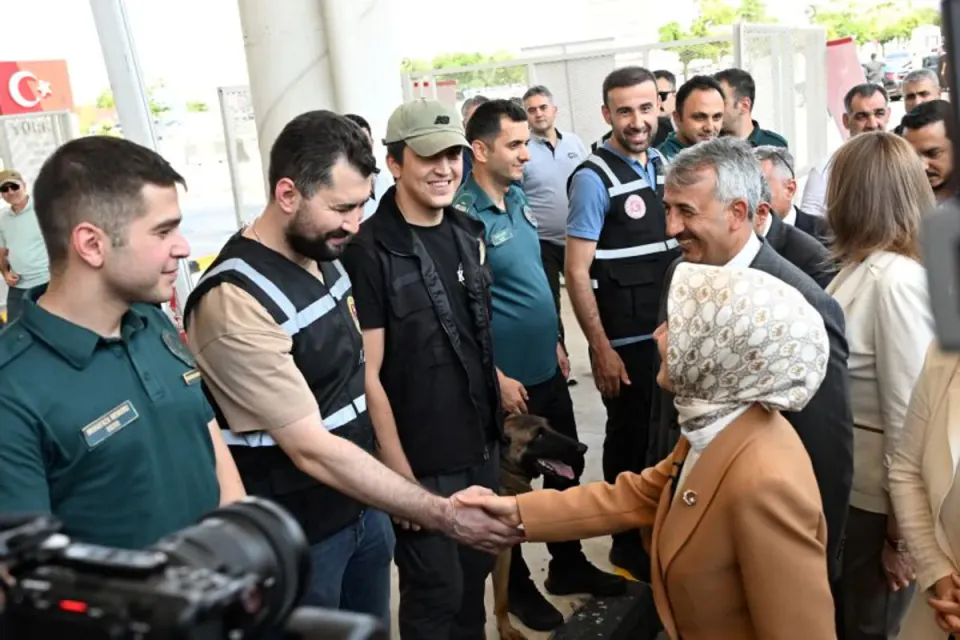 Kapıkule'de Gurbetçilere Bakan Göktaş'tan Türk Bayrağı ve Edirne İkramı görseli